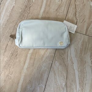 lululemon athletica beltbag 1L price tag removed, description tag attached